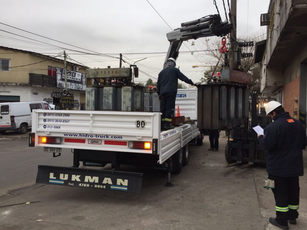 hidro-truck-movimiento-transformadores-grua1